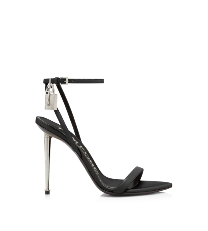 Glänzende Leder-Sandalen mit spitzen Zehen und Vorhängeschloss-Verzierung Glänzende Leder-Sandalen mit spitzen Zehen und Vorhängeschloss-Verzierung