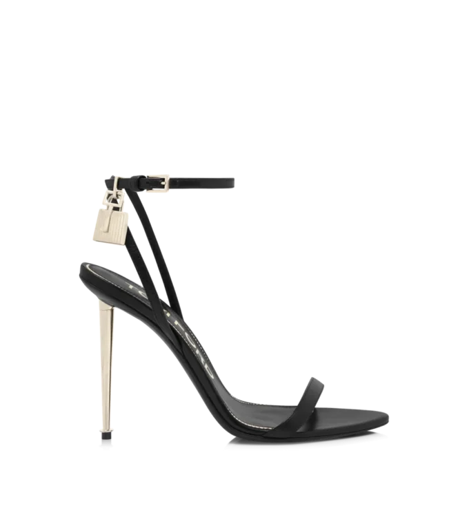 Glänzende Leder-Sandalen mit spitzen Zehen und Vorhängeschloss-Verzierung Glänzende Leder-Sandalen mit spitzen Zehen und Vorhängeschloss-Verzierung