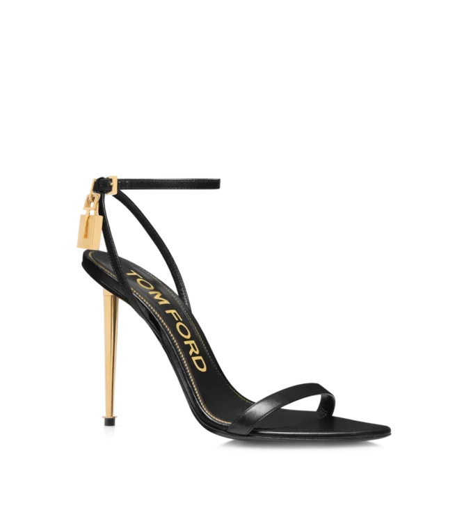 Glänzende Leder-Sandalen mit spitzen Zehen und Vorhängeschloss-Verzierung Glänzende Leder-Sandalen mit spitzen Zehen und Vorhängeschloss-Verzierung