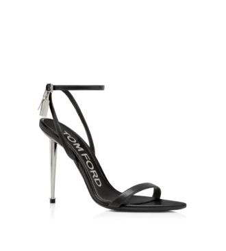Glänzende Leder-Sandalen mit spitzen Zehen und Vorhängeschloss-Verzierung
