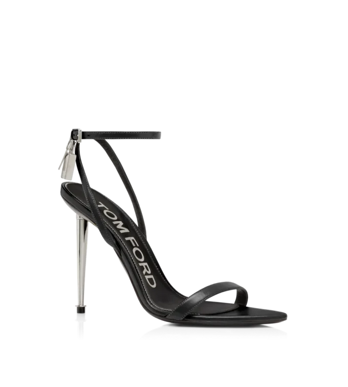 Glänzende Leder-Sandalen mit spitzen Zehen und Vorhängeschloss-Verzierung Glänzende Leder-Sandalen mit spitzen Zehen und Vorhängeschloss-Verzierung