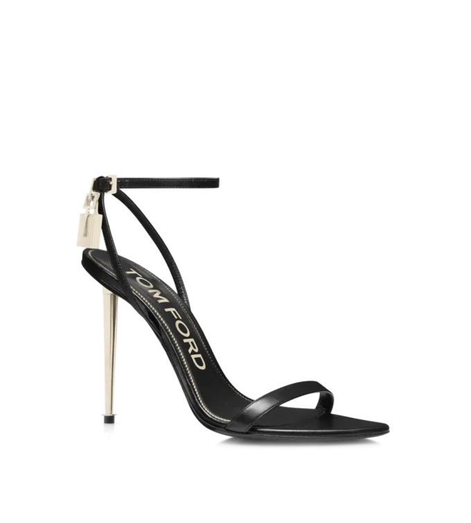 Glänzende Leder-Sandalen mit spitzen Zehen und Vorhängeschloss-Verzierung Glänzende Leder-Sandalen mit spitzen Zehen und Vorhängeschloss-Verzierung