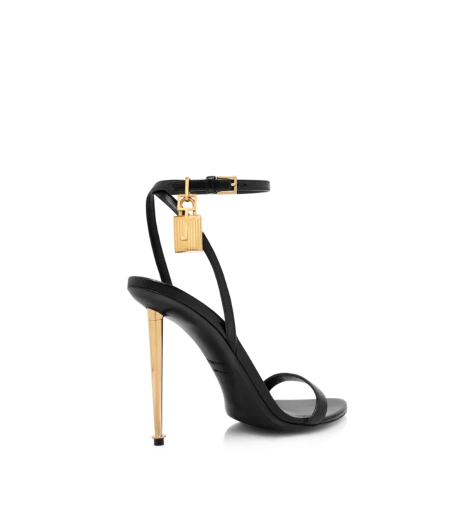 Glänzende Leder-Sandalen mit spitzen Zehen und Vorhängeschloss-Verzierung Glänzende Leder-Sandalen mit spitzen Zehen und Vorhängeschloss-Verzierung