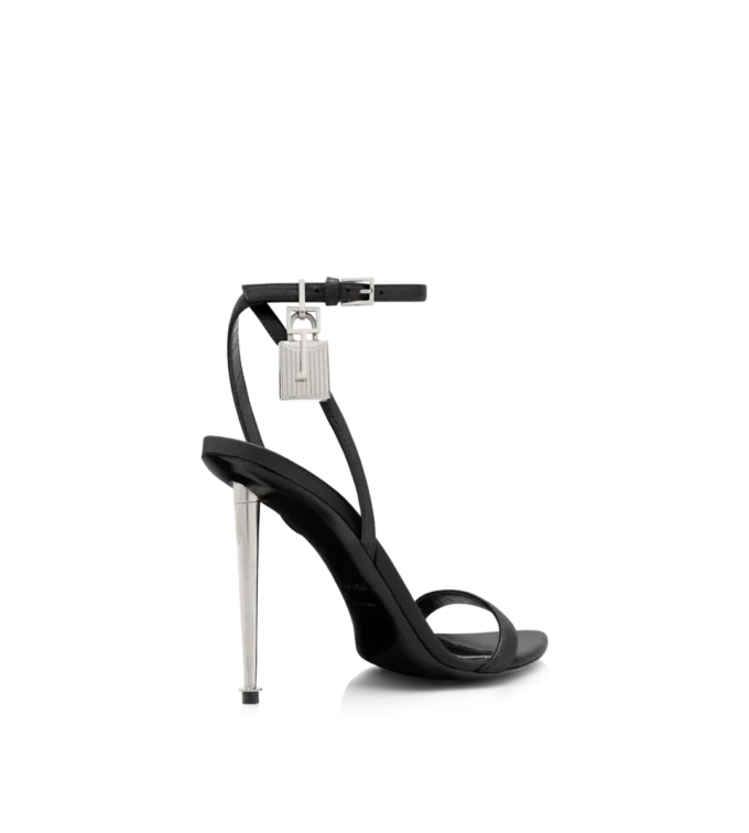 Glänzende Leder-Sandalen mit spitzen Zehen und Vorhängeschloss-Verzierung Glänzende Leder-Sandalen mit spitzen Zehen und Vorhängeschloss-Verzierung