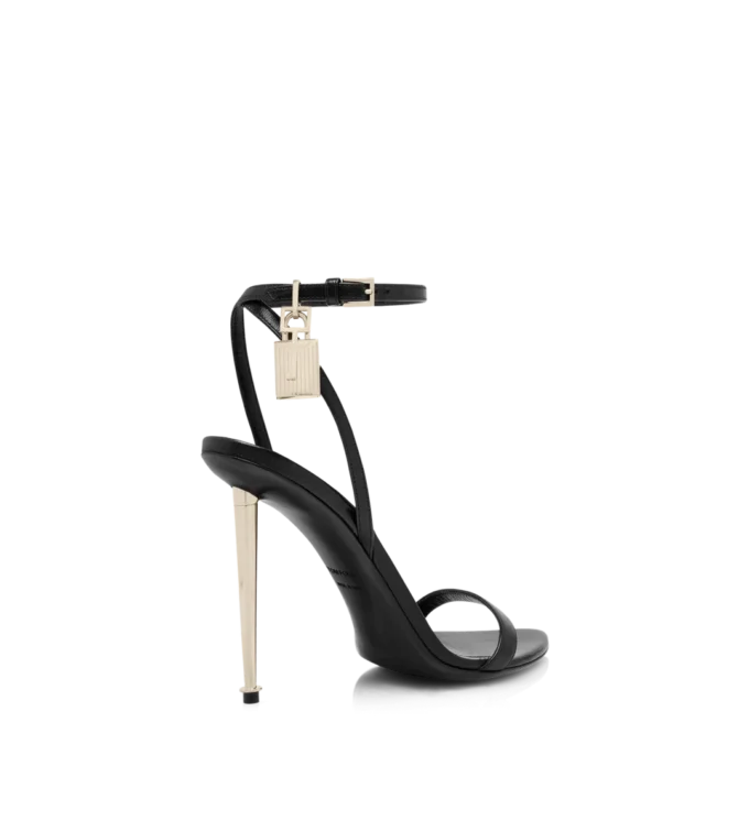 Glänzende Leder-Sandalen mit spitzen Zehen und Vorhängeschloss-Verzierung Glänzende Leder-Sandalen mit spitzen Zehen und Vorhängeschloss-Verzierung