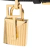 Glänzende Leder-Sandalen mit spitzen Zehen und Vorhängeschloss-Verzierung Glänzende Leder-Sandalen mit spitzen Zehen und Vorhängeschloss-Verzierung