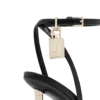 Glänzende Leder-Sandalen mit spitzen Zehen und Vorhängeschloss-Verzierung Glänzende Leder-Sandalen mit spitzen Zehen und Vorhängeschloss-Verzierung