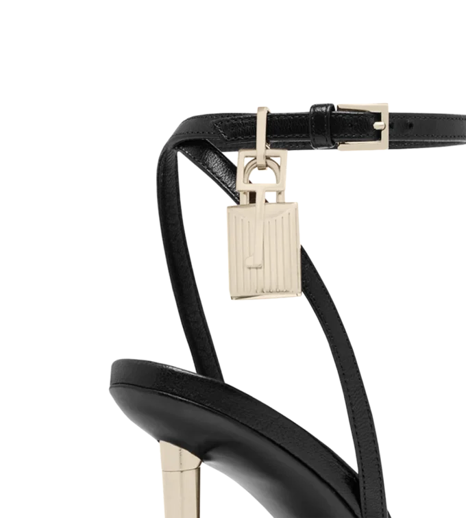 Glänzende Leder-Sandalen mit spitzen Zehen und Vorhängeschloss-Verzierung Glänzende Leder-Sandalen mit spitzen Zehen und Vorhängeschloss-Verzierung
