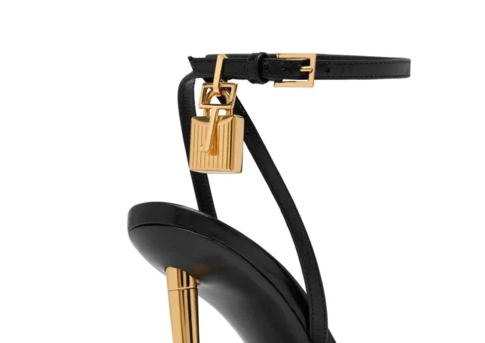 Glänzende Leder-Sandalen mit spitzen Zehen und Vorhängeschloss-Verzierung Glänzende Leder-Sandalen mit spitzen Zehen und Vorhängeschloss-Verzierung