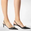 Glänzende Leder-Slingback-Sandalen mit T-Verschluss Glänzende Leder-Slingback-Sandalen mit T-Verschluss