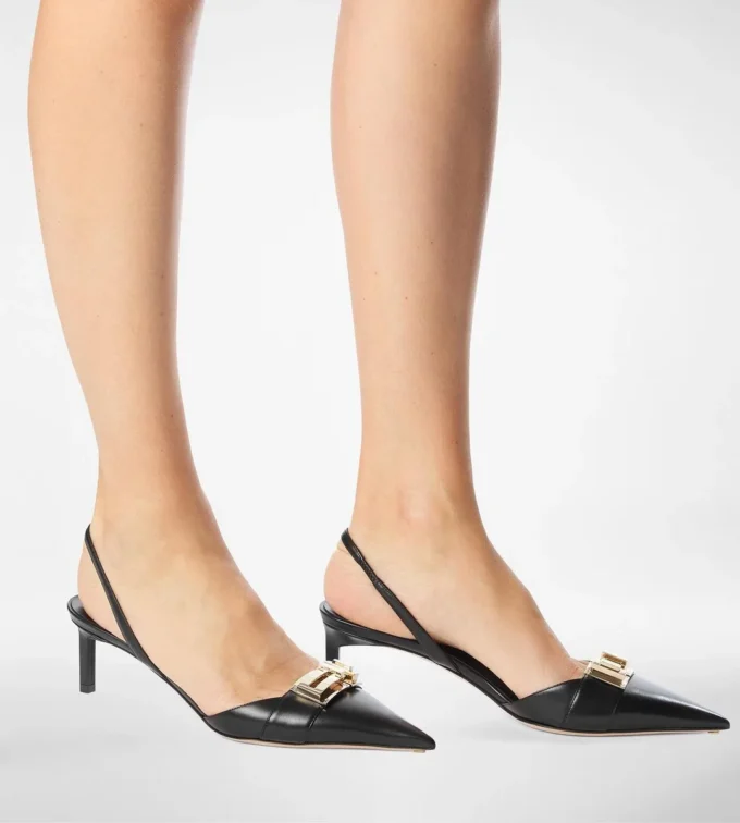 Glänzende Leder-Slingback-Sandalen mit T-Verschluss Glänzende Leder-Slingback-Sandalen mit T-Verschluss