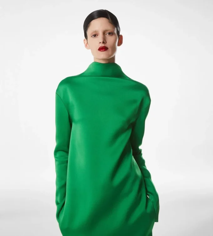 Glänzendes Abendkleid aus Krepp mit Stehkragen Glänzendes Abendkleid aus Krepp mit Stehkragen