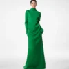 Glänzendes Abendkleid aus Krepp mit Stehkragen Glänzendes Abendkleid aus Krepp mit Stehkragen