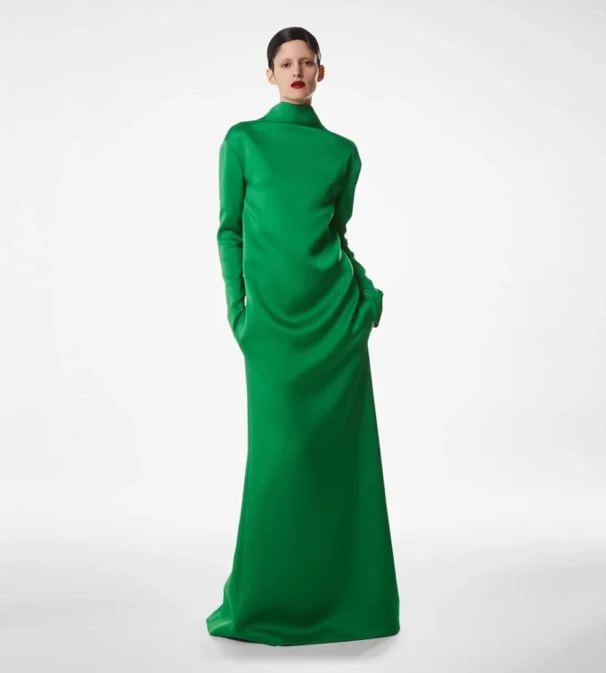 Glänzendes Abendkleid aus Krepp mit Stehkragen Glänzendes Abendkleid aus Krepp mit Stehkragen
