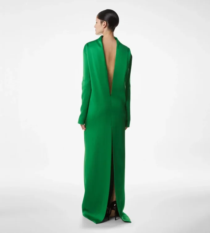 Glänzendes Abendkleid aus Krepp mit Stehkragen Glänzendes Abendkleid aus Krepp mit Stehkragen