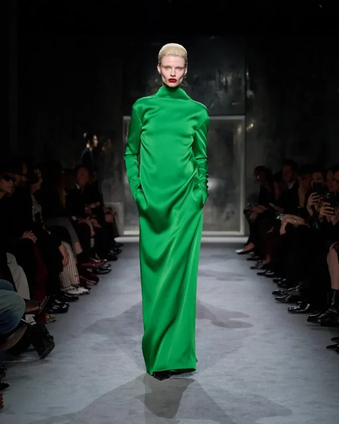 Glänzendes Abendkleid aus Krepp mit Stehkragen Glänzendes Abendkleid aus Krepp mit Stehkragen