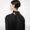 Glänzendes Cocktailkleid aus Crêpe mit Stehkragen Glänzendes Cocktailkleid aus Crêpe mit Stehkragen