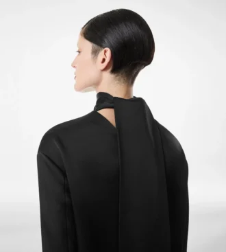 Glänzendes Cocktailkleid aus Crêpe mit Stehkragen