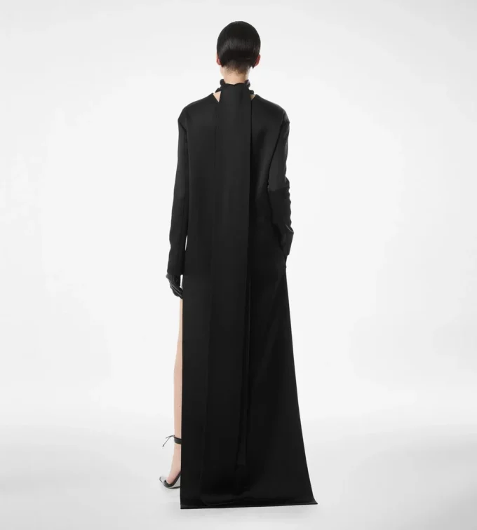 Glänzendes Cocktailkleid aus Crêpe mit Stehkragen Glänzendes Cocktailkleid aus Crêpe mit Stehkragen