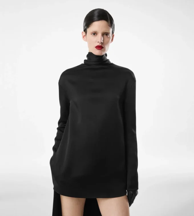 Glänzendes Cocktailkleid aus Crêpe mit Stehkragen Glänzendes Cocktailkleid aus Crêpe mit Stehkragen