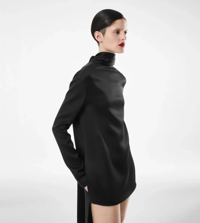 Glänzendes Cocktailkleid aus Crêpe mit Stehkragen Glänzendes Cocktailkleid aus Crêpe mit Stehkragen