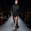 Glänzendes Cocktailkleid aus Crêpe mit Stehkragen Glänzendes Cocktailkleid aus Crêpe mit Stehkragen