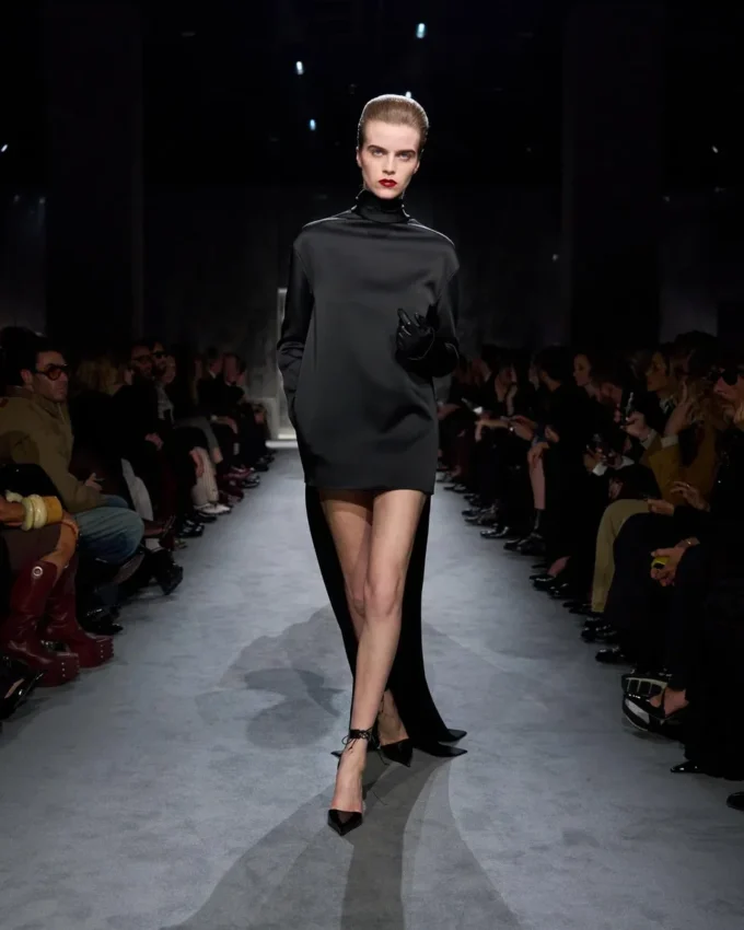 Glänzendes Cocktailkleid aus Crêpe mit Stehkragen Glänzendes Cocktailkleid aus Crêpe mit Stehkragen