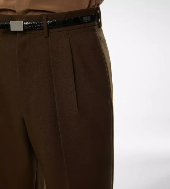 Hose mit doppelter Falte aus gebrochenem Twill Hose mit doppelter Falte aus gebrochenem Twill