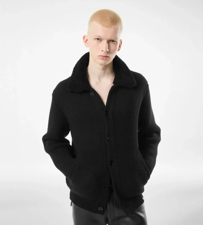 Kaschmir-Strickjacke mit Lammfellkragen Kaschmir-Strickjacke mit Lammfellkragen