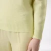 Kaschmir-Strickpullover mit V-Ausschnitt und schulterfreiem Design Kaschmir-Strickpullover mit V-Ausschnitt und schulterfreiem Design