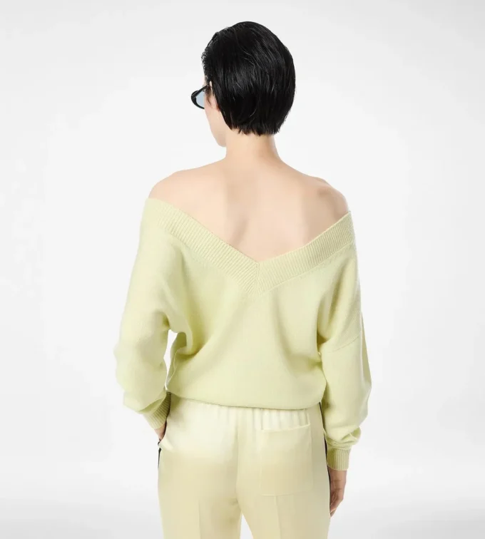 Kaschmir-Strickpullover mit V-Ausschnitt und schulterfreiem Design Kaschmir-Strickpullover mit V-Ausschnitt und schulterfreiem Design