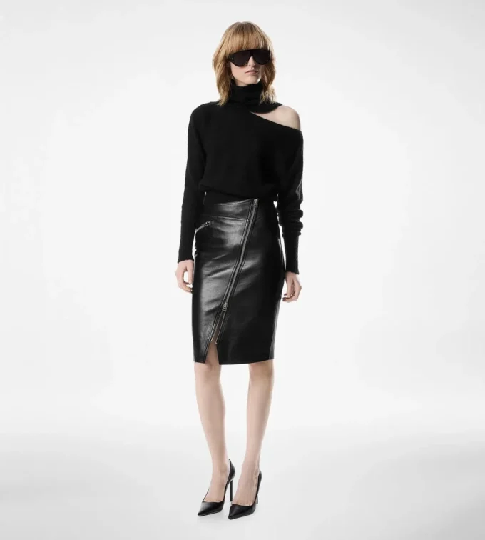 Langärmeliger Strickpullover mit U-Boot-Ausschnitt und Tom Ford-Metallplakette Langärmeliger Strickpullover mit U-Boot-Ausschnitt und Tom Ford-Metallplakette