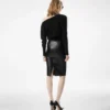 Langärmeliger Strickpullover mit U-Boot-Ausschnitt und Tom Ford-Metallplakette Langärmeliger Strickpullover mit U-Boot-Ausschnitt und Tom Ford-Metallplakette