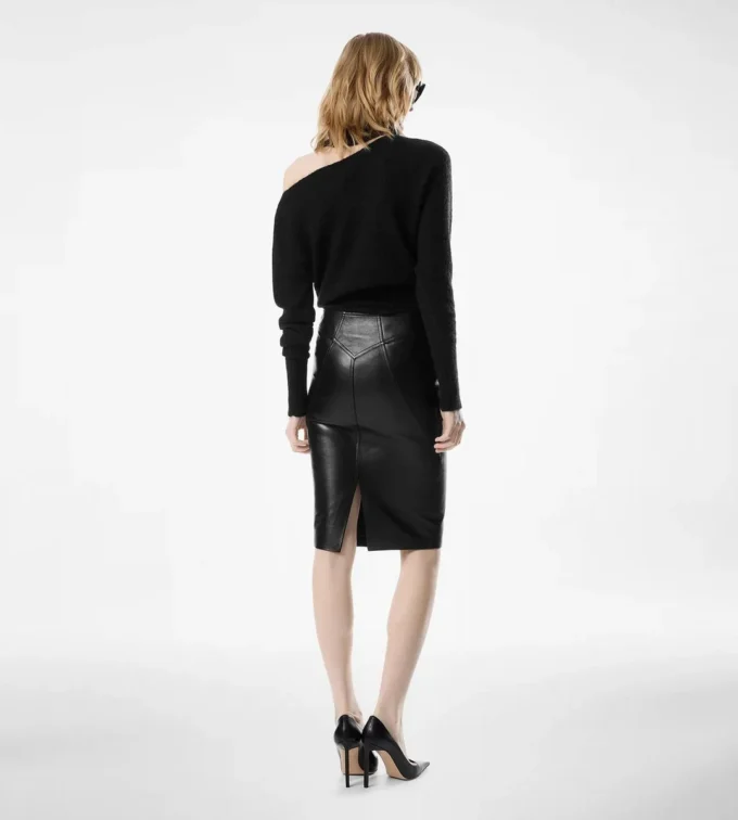 Langärmeliger Strickpullover mit U-Boot-Ausschnitt und Tom Ford-Metallplakette Langärmeliger Strickpullover mit U-Boot-Ausschnitt und Tom Ford-Metallplakette