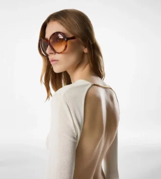 Kurzes Kleid mit Cut-Out und Kettenverschluss