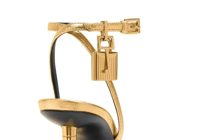 Laminierte Nappa-Leder-Padlock-Sandale mit spitzer Zehenpartie, 85 mm Laminierte Nappa-Leder-Padlock-Sandale mit spitzer Zehenpartie, 85 mm