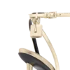 Laminierte Nappa-Leder-Sandale mit spitzer Zehenpartie und Padlock-Verschluss Laminierte Nappa-Leder-Sandale mit spitzer Zehenpartie und Padlock-Verschluss