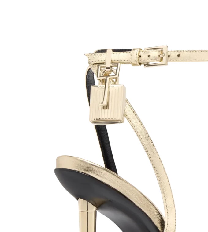 Laminierte Nappa-Leder-Sandale mit spitzer Zehenpartie und Padlock-Verschluss Laminierte Nappa-Leder-Sandale mit spitzer Zehenpartie und Padlock-Verschluss