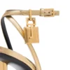 Laminierte Nappa-Leder-Sandale mit spitzer Zehenpartie und Padlock-Verschluss Laminierte Nappa-Leder-Sandale mit spitzer Zehenpartie und Padlock-Verschluss