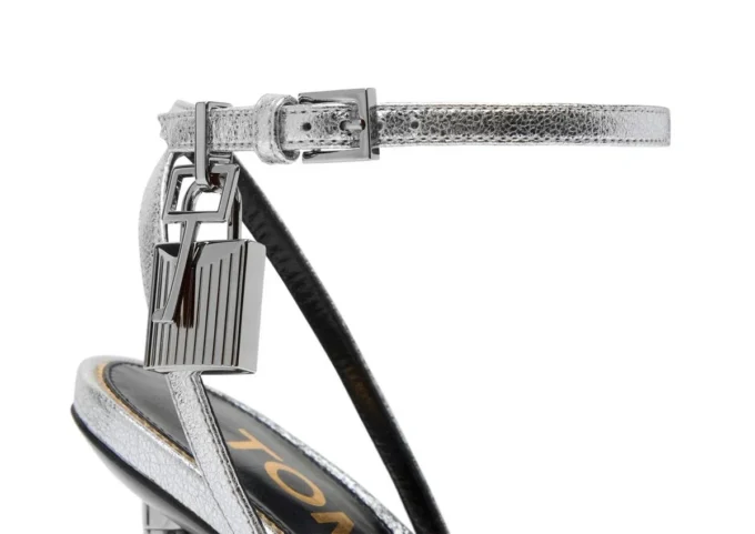 Laminierte Nappa-Leder-Sandale mit spitzer Zehenpartie und Padlock-Verschluss Laminierte Nappa-Leder-Sandale mit spitzer Zehenpartie und Padlock-Verschluss