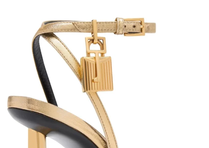 Laminierte Nappa-Leder-Sandale mit spitzer Zehenpartie und Padlock-Verschluss Laminierte Nappa-Leder-Sandale mit spitzer Zehenpartie und Padlock-Verschluss