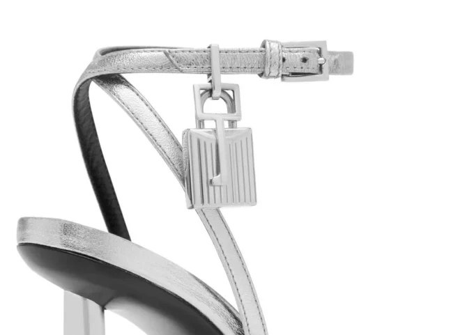Laminierte Nappa-Leder-Sandale mit spitzer Zehenpartie und Padlock-Verschluss Laminierte Nappa-Leder-Sandale mit spitzer Zehenpartie und Padlock-Verschluss