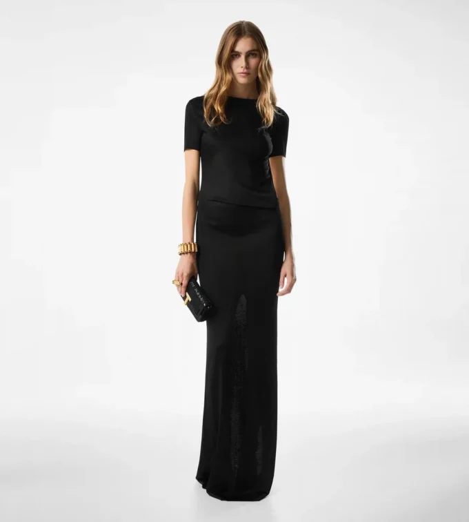 Langes Kleid mit Cut-Out und Kettenverschluss Langes Kleid mit Cut-Out und Kettenverschluss