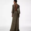 Langes Kleid mit V-Ausschnitt und offenem Rücken Langes Kleid mit V-Ausschnitt und offenem Rücken