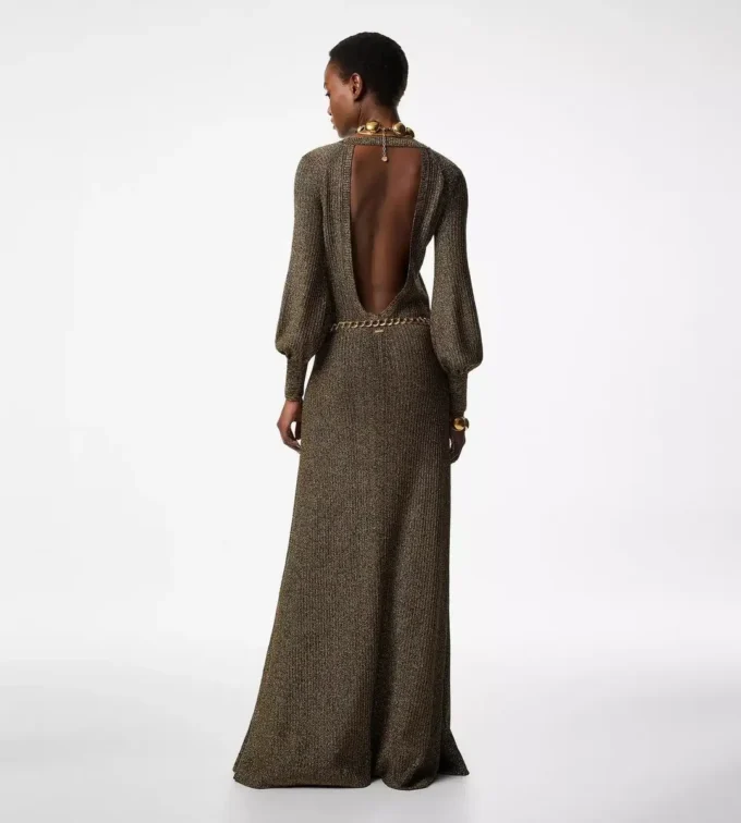 Langes Kleid mit V-Ausschnitt und offenem Rücken Langes Kleid mit V-Ausschnitt und offenem Rücken
