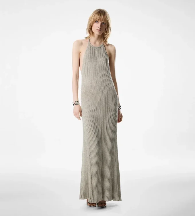 Langes Neckholder-Kleid mit offenem Rücken und Tom Ford Metallplakette Langes Neckholder-Kleid mit offenem Rücken und Tom Ford Metallplakette