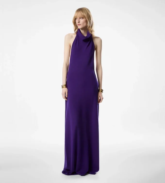 Langes Neckholder-Kleid mit Taschen und offenem Rücken Langes Neckholder-Kleid mit Taschen und offenem Rücken