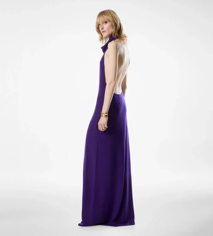 Langes Neckholder-Kleid mit Taschen und offenem Rücken Langes Neckholder-Kleid mit Taschen und offenem Rücken