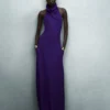 Langes Neckholder-Kleid mit Taschen und offenem Rücken Langes Neckholder-Kleid mit Taschen und offenem Rücken
