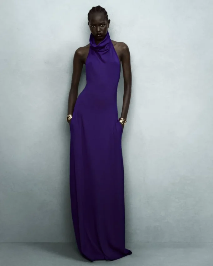 Langes Neckholder-Kleid mit Taschen und offenem Rücken Langes Neckholder-Kleid mit Taschen und offenem Rücken
